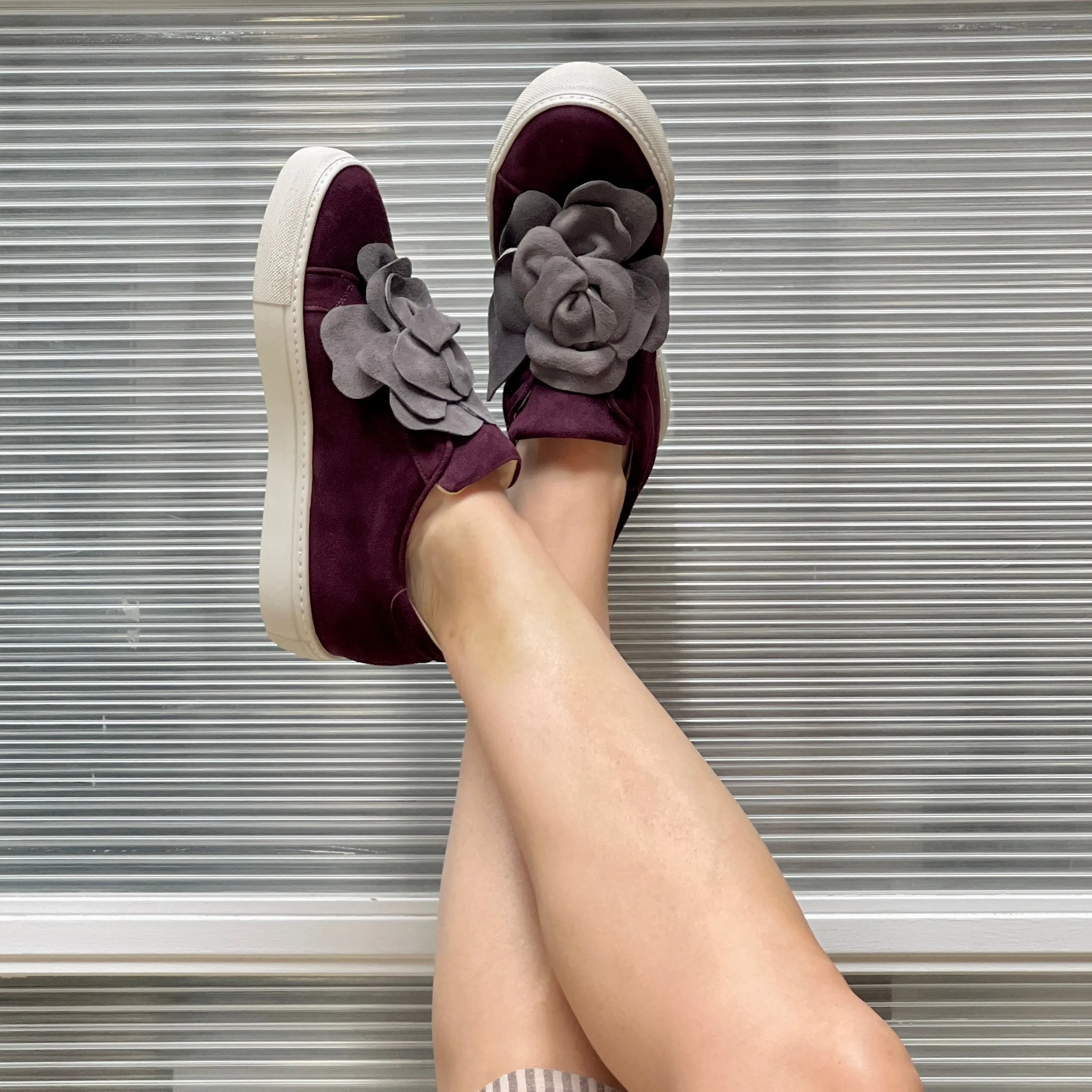 Calla Bordeaux sneaker in tela con fiore applicato artigianale marchigiano