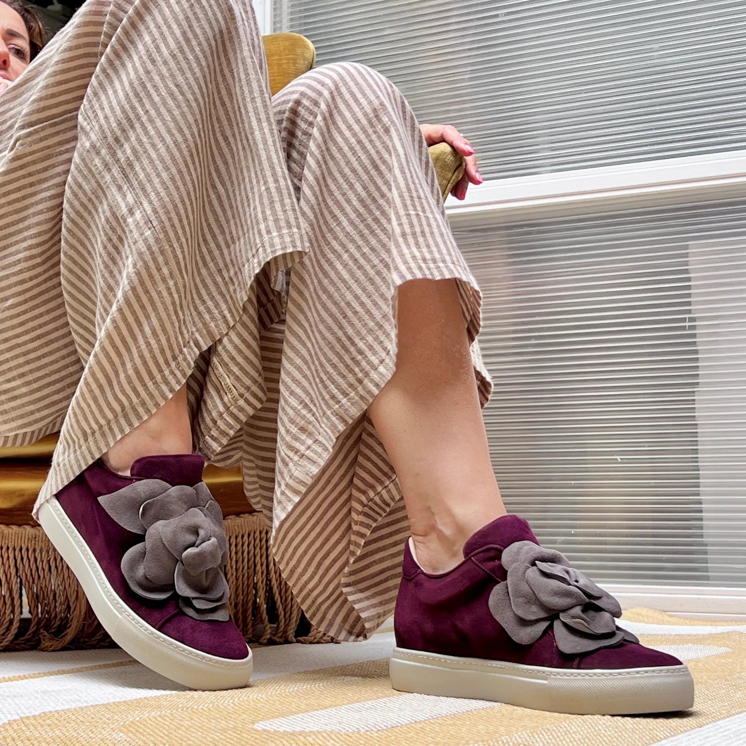 Calla Bordeaux sneaker in tela con fiore applicato artigianale marchigiano