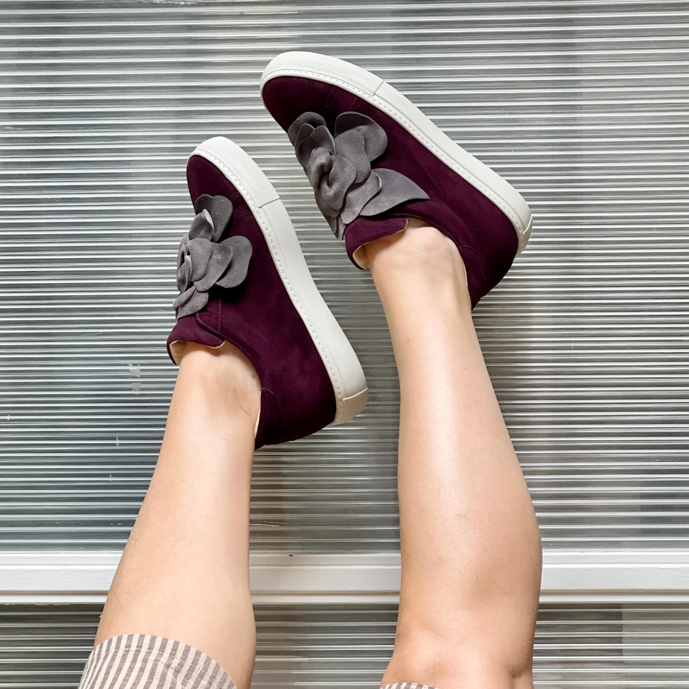 Calla Bordeaux sneaker in tela con fiore applicato artigianale marchigiano