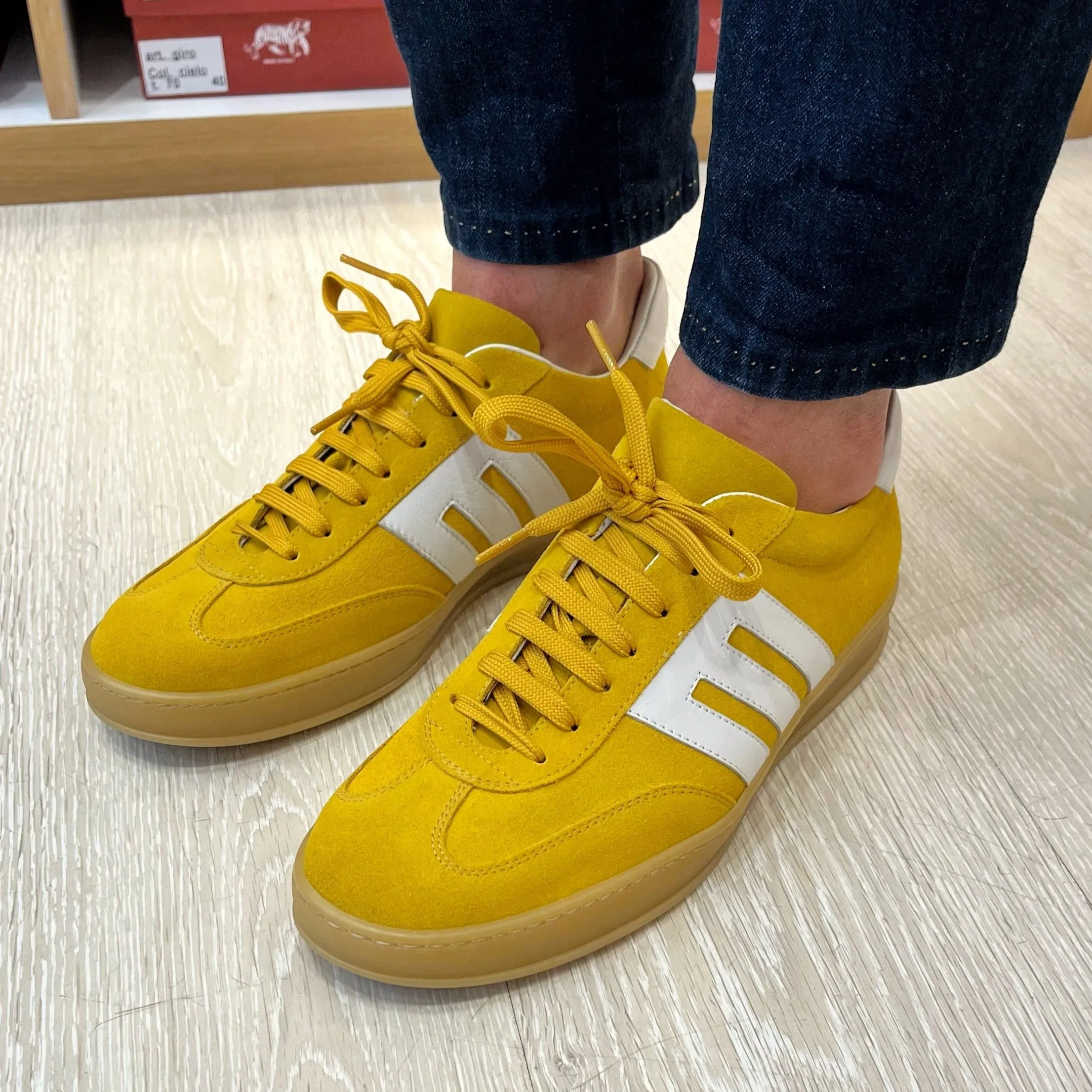 Sneakers giallo in camoscio